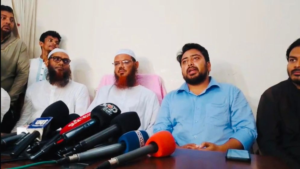 মধ্যরাতে চরমোনাই পীরের দরবারে এনসিপির নেতারা